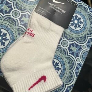Nike Everyday Cushioned Ankle Socks - White with Red Logo